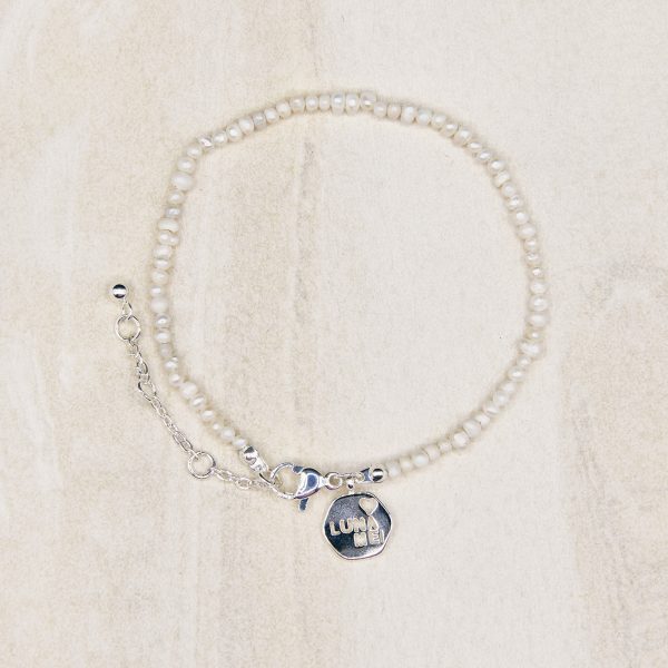 Delicate freshwater pearl bracelet with adjustable chain