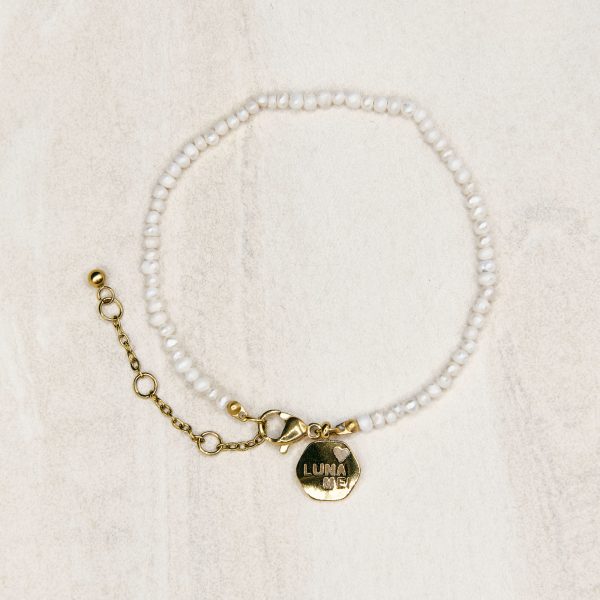 Delicate freshwater pearl bracelet with adjustable chain